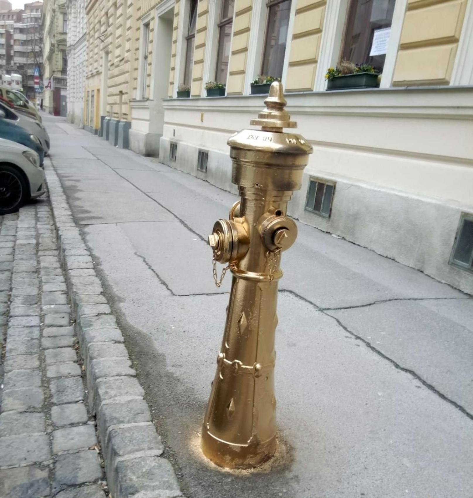 Nein, dieser Wasserspender funkelt nicht vor dem Trump-Tower, sondern in Wien-Alsergrund!
