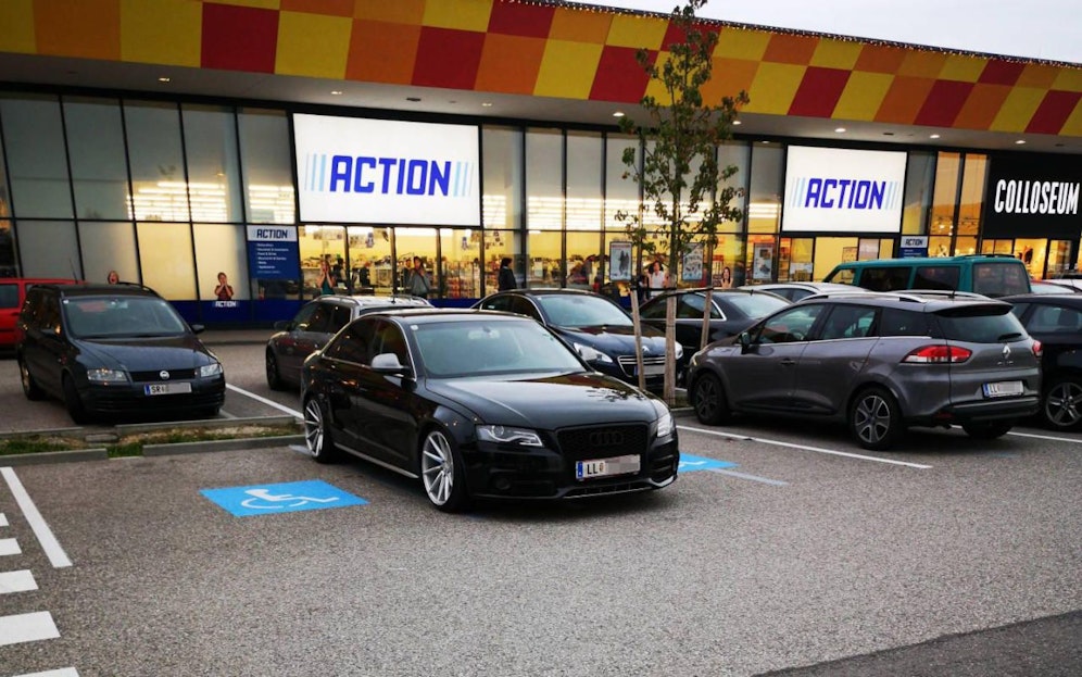 Ein Auto auf zwei Behinderten-Parkplätzen in Oberösterreich.