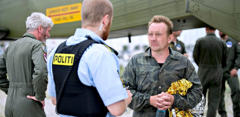 Unter Mordverdacht: Peter Madsen (rechts) spricht am Kopenhagener Hafen zu einem Polizisten.