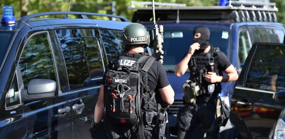 Mehrere SEK-Beamte haben das Gebäude umstellt