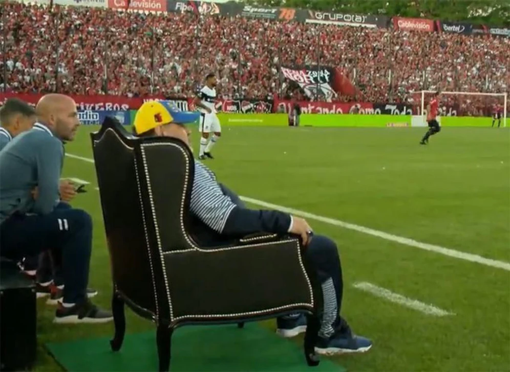 Diego Armando Maradona im Trainer-Thron