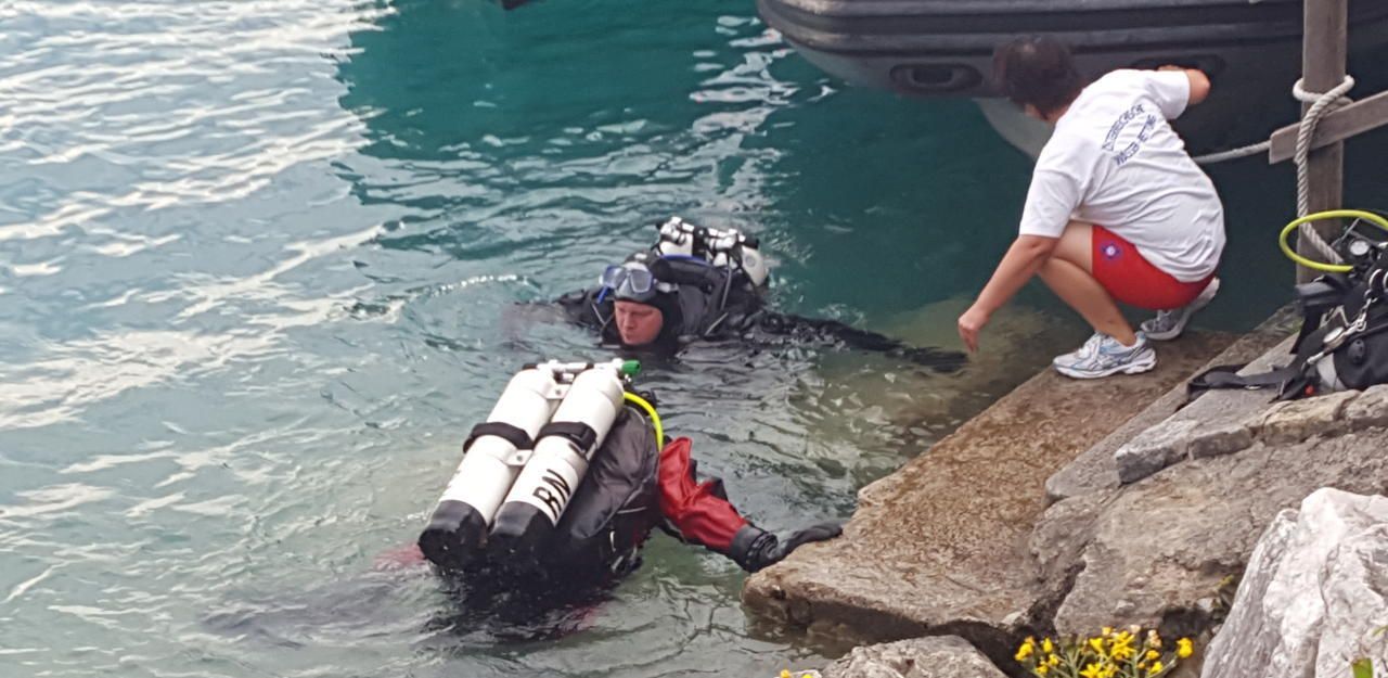 Taucher der Wasserrettung und der Feuerwehr suchten nach dem vermissten Taucher.