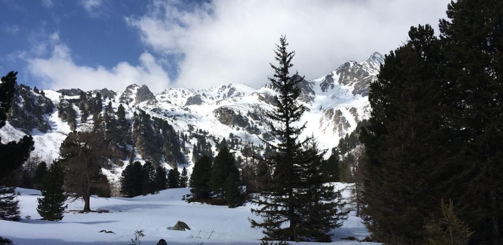 Ein Lawinenabgang am Bösenstein (rechts im Bild) fordert einen Toten und einen Schwerverletzten.
