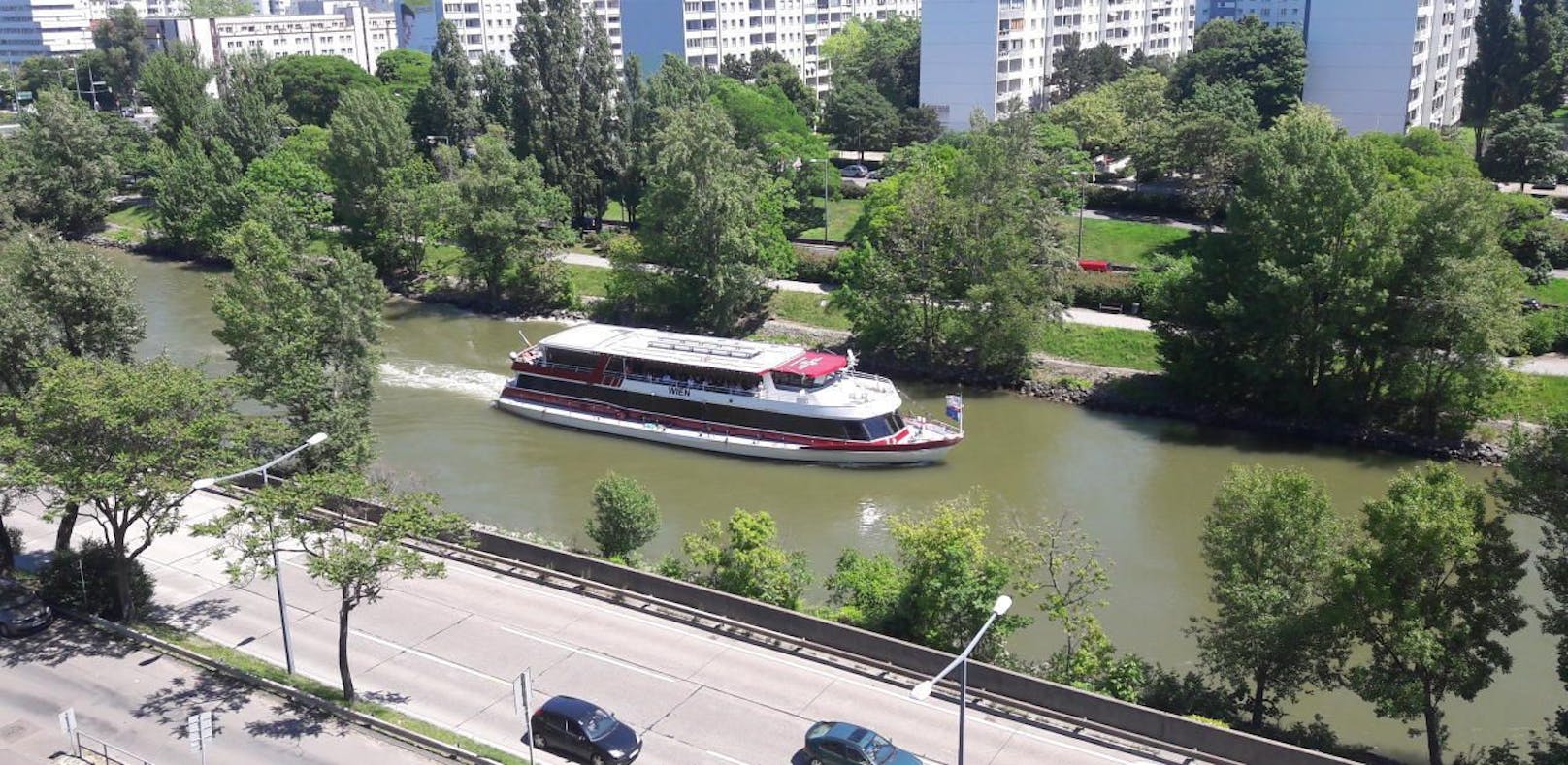 Schiffe entsorgen Fäkalien auf der Donau