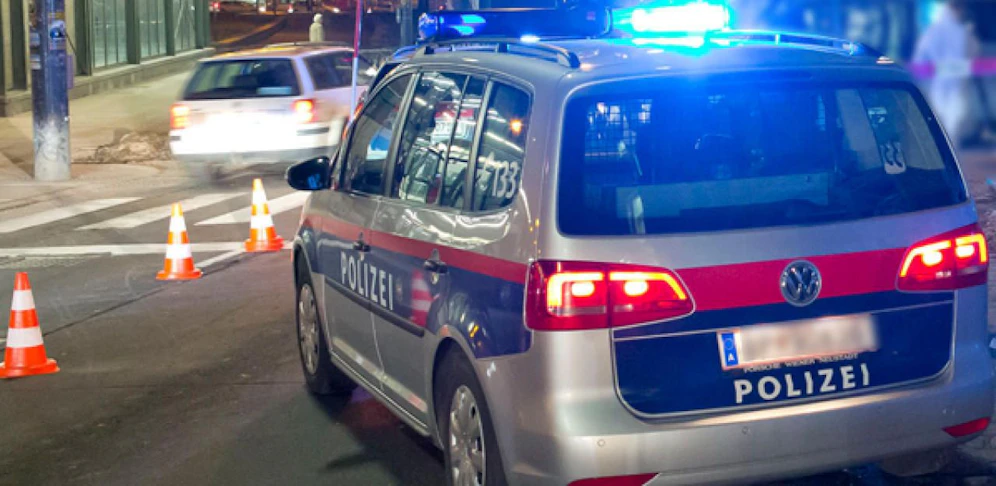 Die Polizisten eskortierten die Eltern des Buben in ein Krankenhaus.