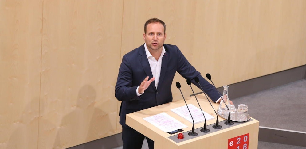 Neos-Chef Matthias Strolz bei seiner kritischen Abschiedsrede aus dem Parlament.