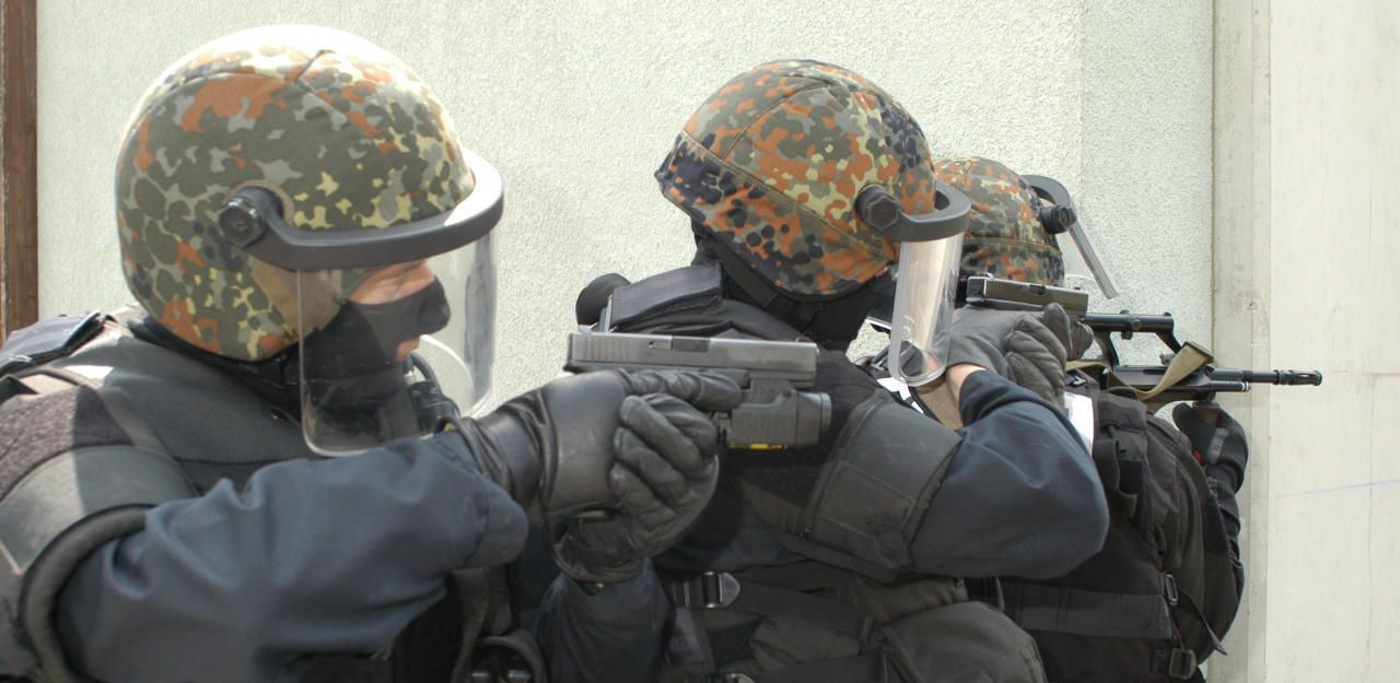 Elitepolizisten des Sondereinsatzkommandos Cobra rückten an.