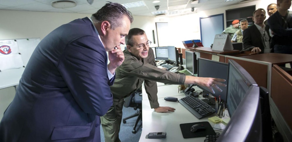 Hans Peter Doskozil übergab dem Bundesheer neue Gewehre.