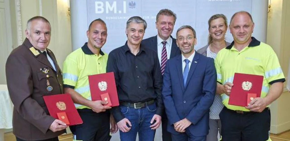 Dieter Jost (Feuerwehr), Mario Hans, Martin Ensle, Klaus Schierhackl, Innenminister Herbert Kickl, Karin Zipperer und Markus Stadler bei der Ehrung. 