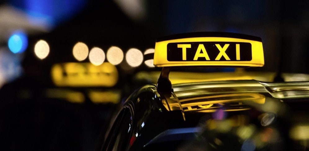 Sowohl der Lenker, als auch ein Fahrgast wurden verletzt. 