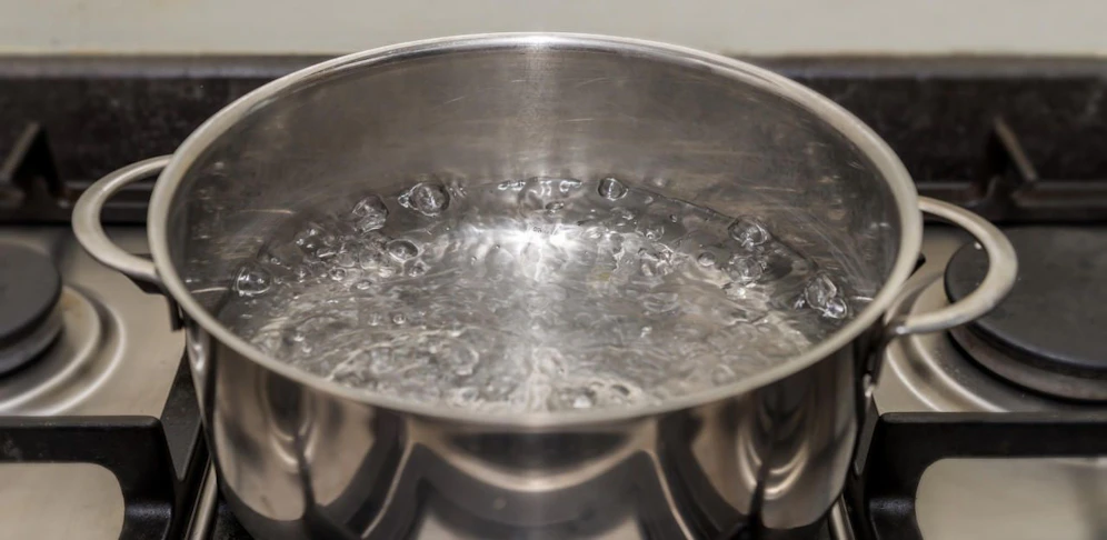 (Symbolbild) Kochendes Wasser als "altes ayurvedisches Rezept"? Man ließt schon viel Blödsinn...