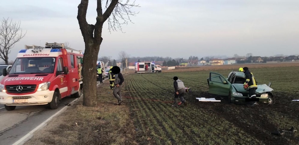 Die junge Mutter und ihr Sohn konnten aus dem Wrack befreit werden. Die 30-Jährige wurde zwar vor Ort noch stabilisiert, ihre Verletzungen waren jedoch zu schwer. Sie starb kurz darauf im Spital.
