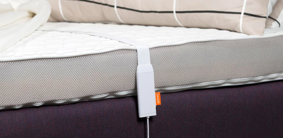 Beddit misst Puls, Atemtempo und Schlafgeräusche wie Schnarchen.