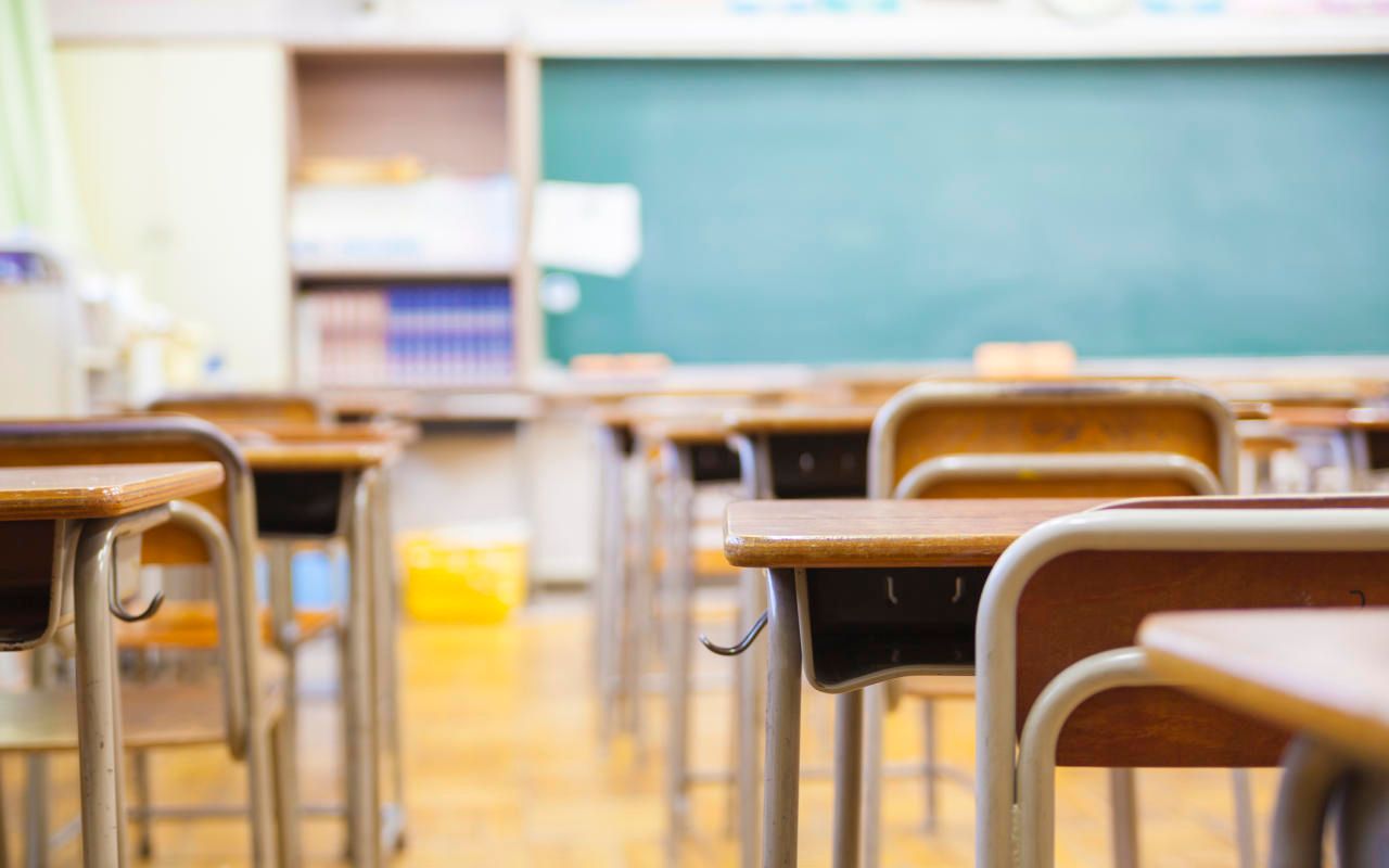 Heute.at - Lehrer schwänzen Schule, schicken die Kinder heim