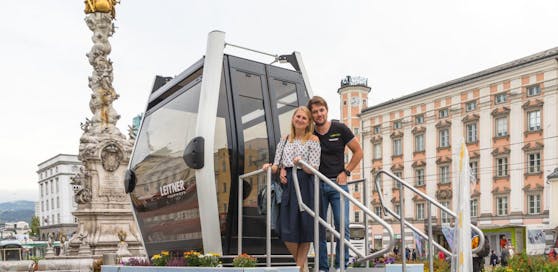 Mit einer Gondel wurde am Linzer Hauptplatz für die Stadt-Seilbahn geworben.