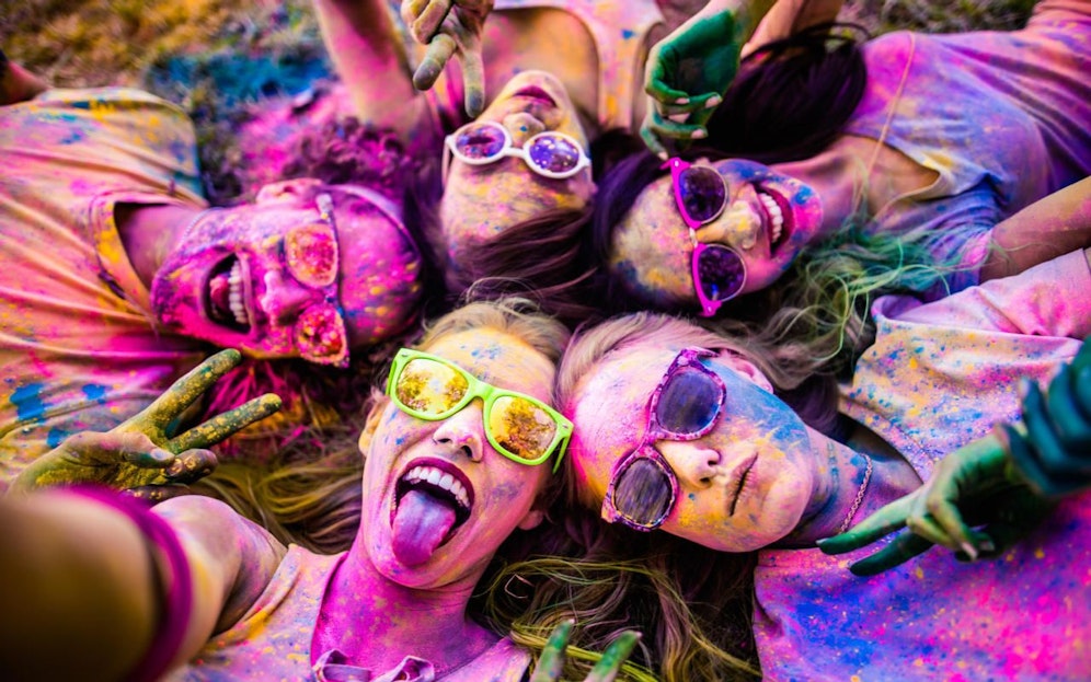 Mehrere Studienergebnisse wollen nahelegen, dass intelligentere Menschen das ausschweifendere Partyleben führen. 