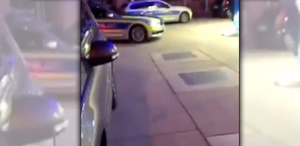 Messerattacke in Hanau: Vier Personen sind verletzt, Täter flüchtig.