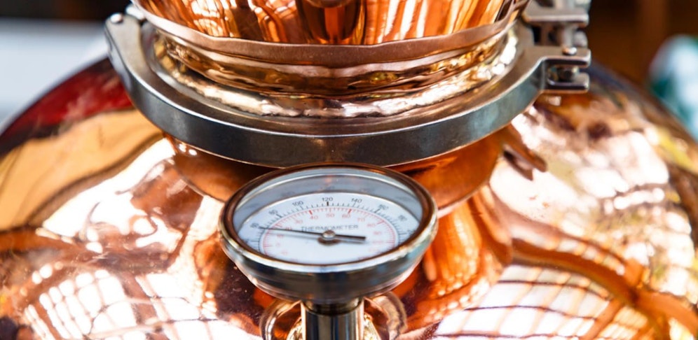 Der Druck in der Destillieranlage wurde zu hoch, die Anlage explodierte. 