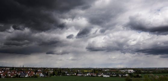 Im Westen Österreichs ziehen bereits schwere Gewitterwolken über das Land