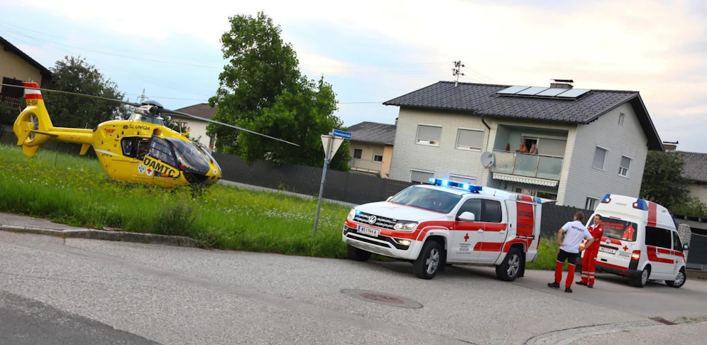 Auf dieser Wiese passierte der Rasenmäher-Unfall. Der Heli brachte den 44-Jährigen ins Spital  Not-OP.
