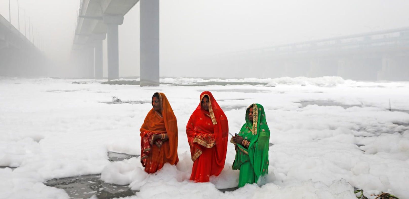 Kein Schnee! Diese Frauen gehen in Dreck und Smog