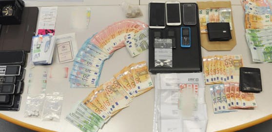 Funde bei der Großrazzia in Klagenfurt.