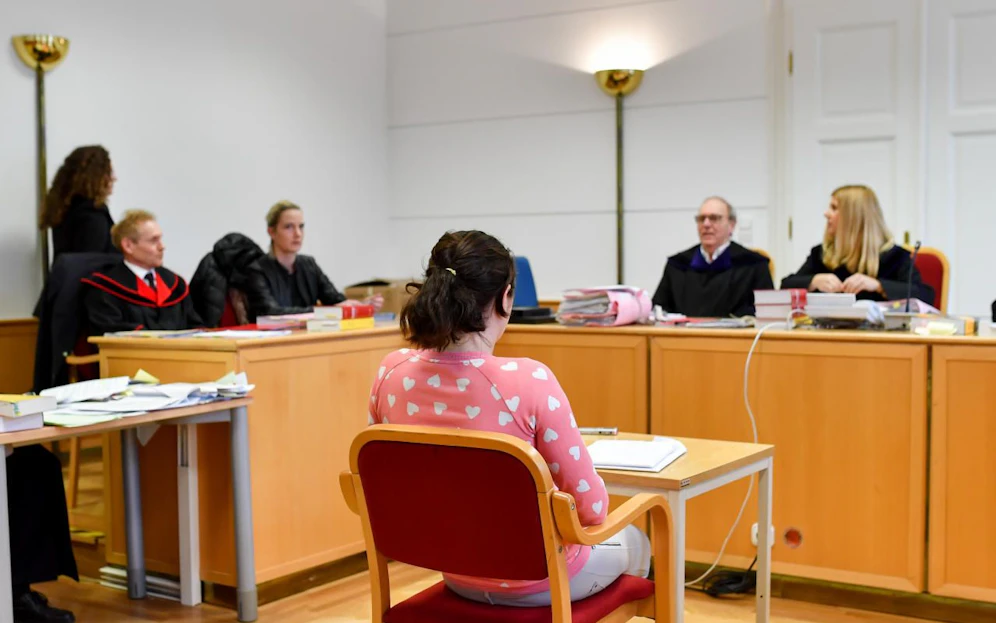 Die Beschuldigte erschien im Herzerl-Pullover im Gerichtssaal.