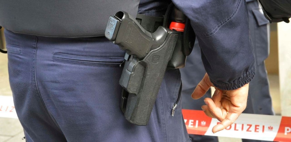 Der Mann wurde zunehmend aggressiver und versuchte ohne ersichtlichen Grund, die Dienstwaffe eines Polizisten aus dem Holster zu ziehen (Symbolfoto).