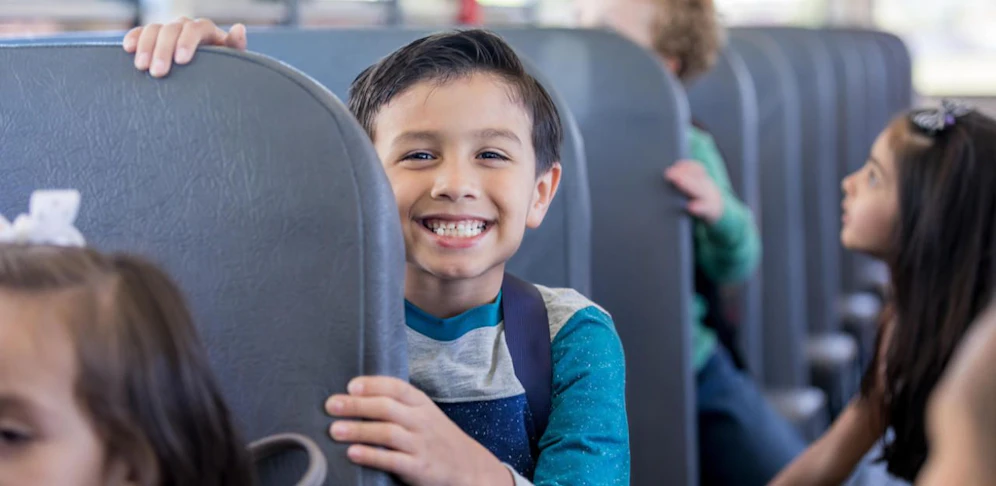 Müssen sich Kinder im Schulbus hinsetzen? Müssen sie sich anschnallen? Wir haben die Antworten.