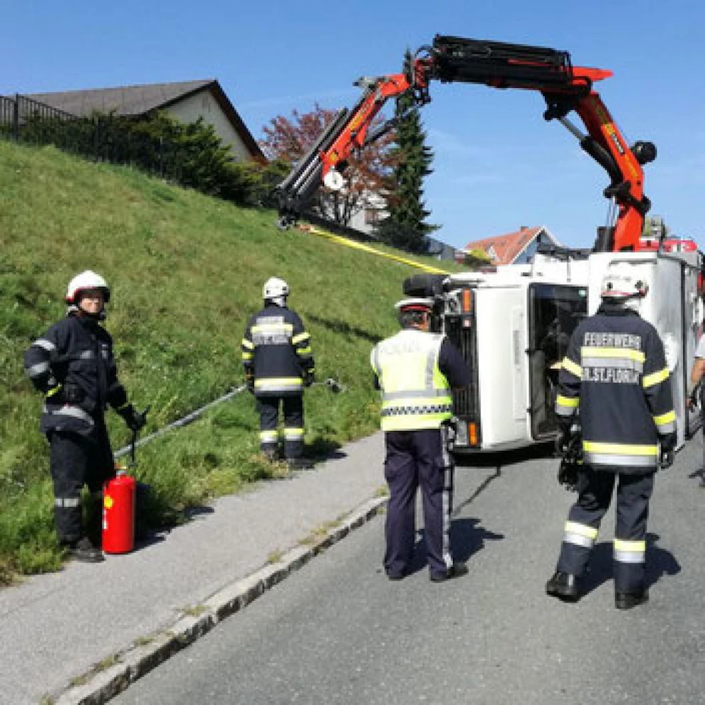 Das Wohnmobil wurde mit einem Kran geborgen.