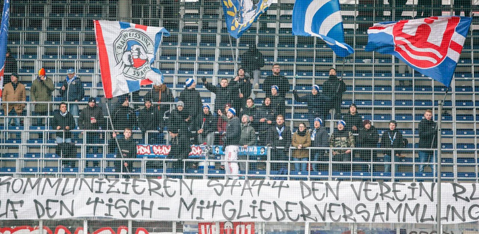 Fans von Blau Weiß Linz beim letzten Match gegen Liefering: Die Mitglieder fordertenn eine Mitgliederversammlung und Klarheit.