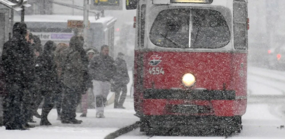 Eine Wiener Straßenbahnhaltestelle bei Schneefall. Archivbild, 31. Jänner 2017.