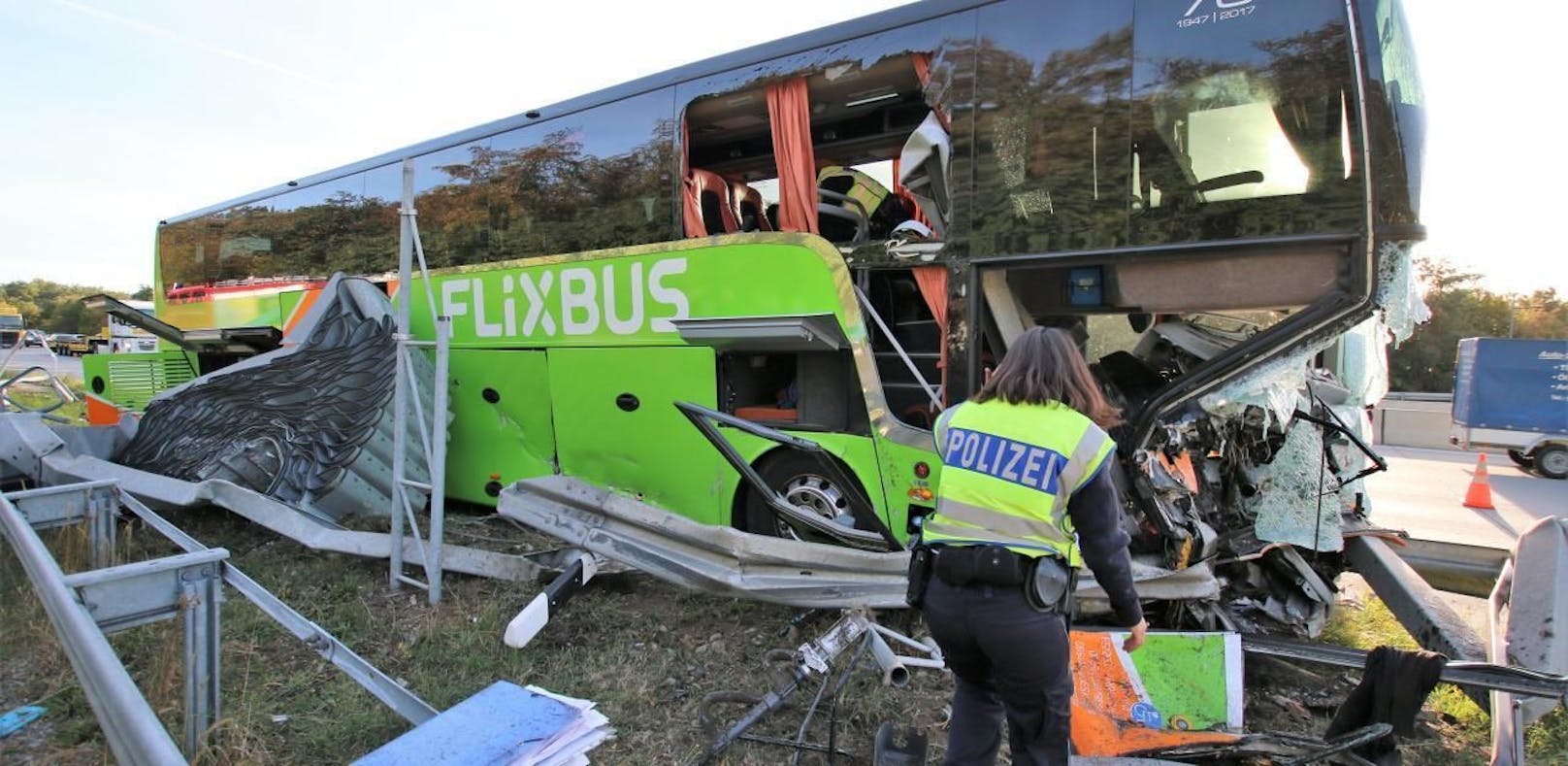 Schwerer Flixbus-Unfall auf der A5.