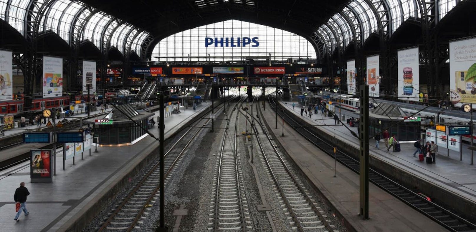 Der Mann sprach die 14-Jährige am Hamburger Hauptbahnhof an.