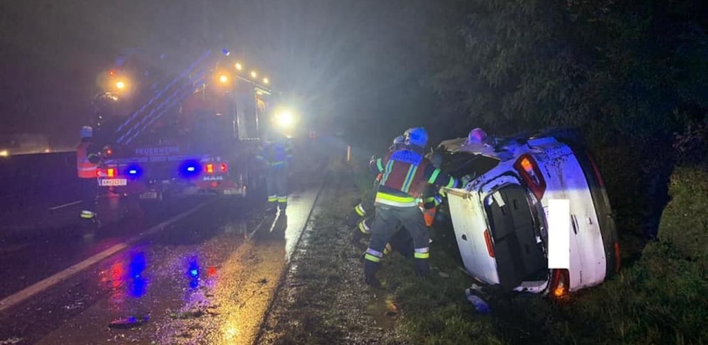 Die Feuerwehr bei den Bergungsarbeiten.