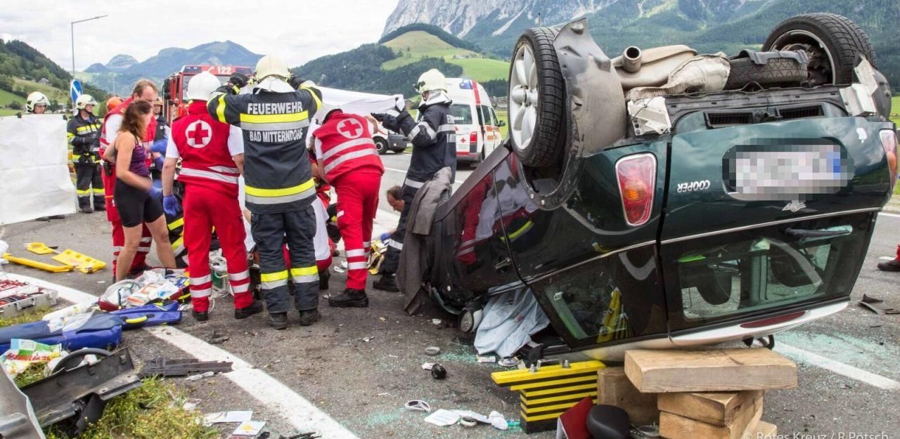 Heute.at - Verkehrsinsel überfahren: Neun Verletzte bei Crash