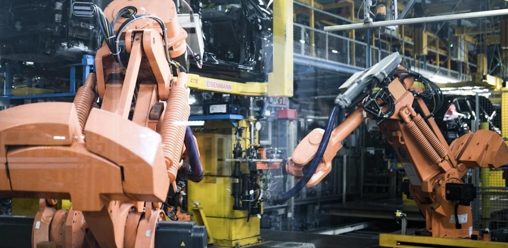 (Symbolbild) Roboter in einer Fertigungshalle.