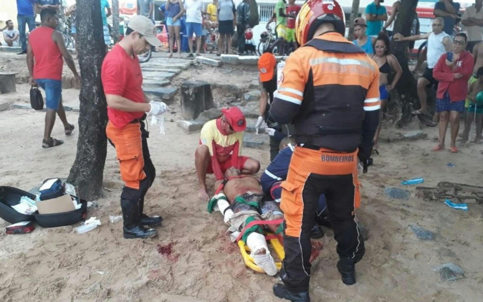 Schock am Strand: Der schwer verletzte Pablo de M. (34) wird nach der Hai-Attacke verarztet. 