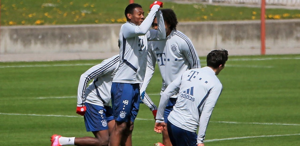 Gute Stimmung bei David Alaba, Alphonso Davies, Joshua Zirkzee und Robert Lewandowski. Mit dem Abstand nehmen es die Bayern-Stars nicht immer ganz genau.