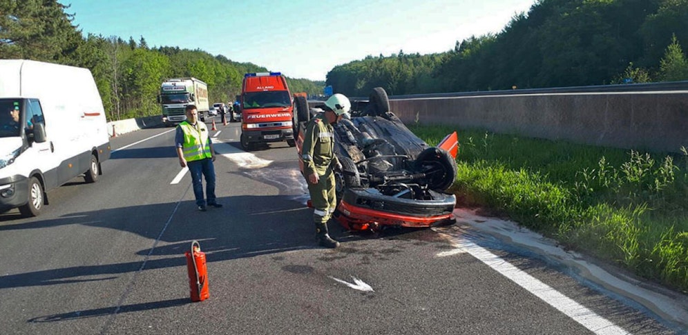 Der BMW überschlug sich und landete am zweiten Fahrstreifen am Dach.