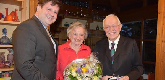 Bürgermeister Stefan Szirucsek mit Brigitta und Peter Prokopp.