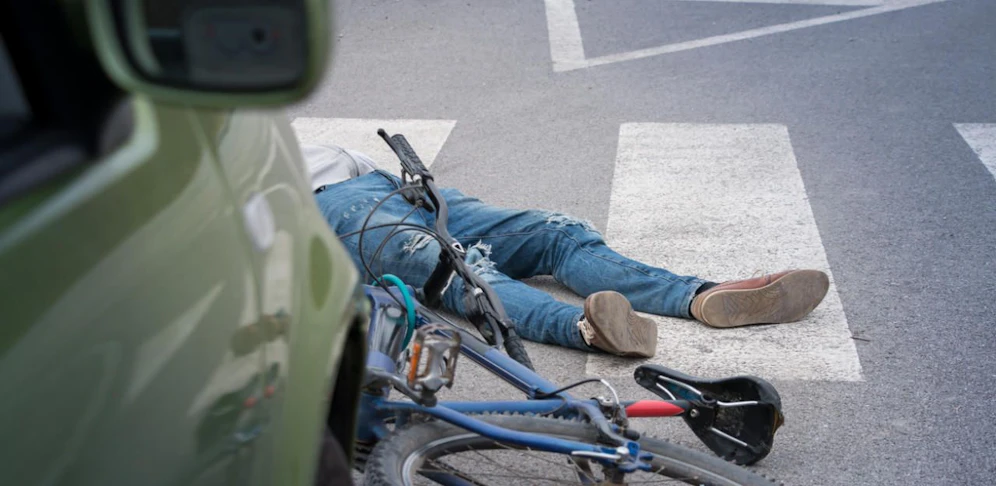 Der Radfahrer wurde von einem Auto gestreift