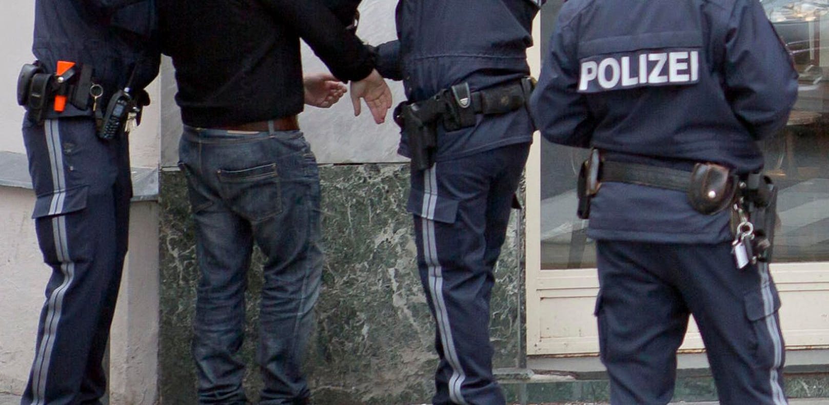 (Symbolbild) Der 37-jährige serbische Staatsbürger ist in Haft.