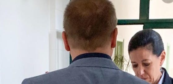 Der Angeklagte mit Anwältin Kristina Venturini
