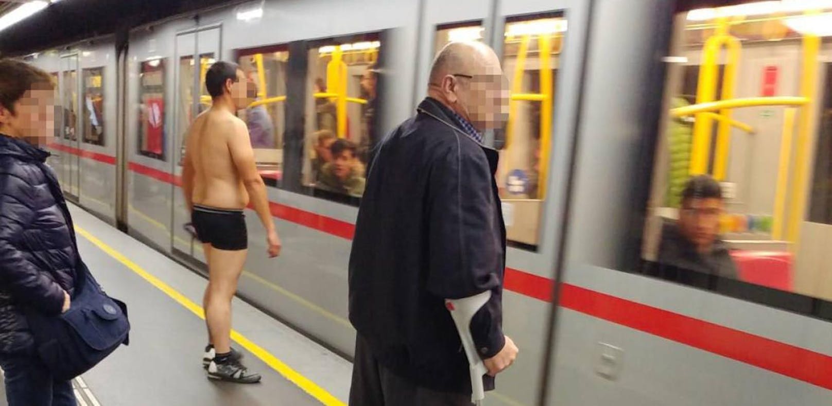 Ein Unbekannter spazierte fast gänzlich unbekleidet durch Wien - in der U1 fotografierte ihn ein &quot;Heute&quot;-Leser.