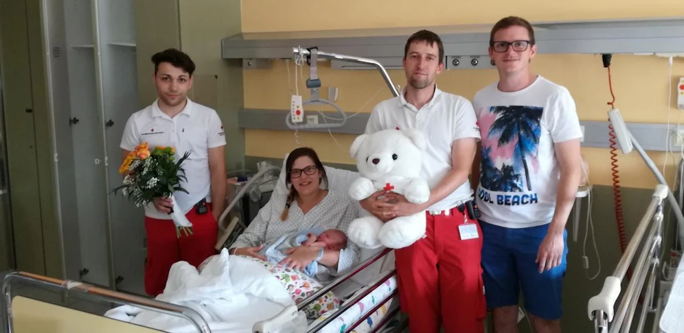Rotkreuz-Sanitäter Andreas Ulirz, Mama Bianca Koppatz mit dem kleinen Samuel, Rotkreuz-Sanitäter Christoph Winkler und Papa Reinhard Groissmayer (v.l.)
