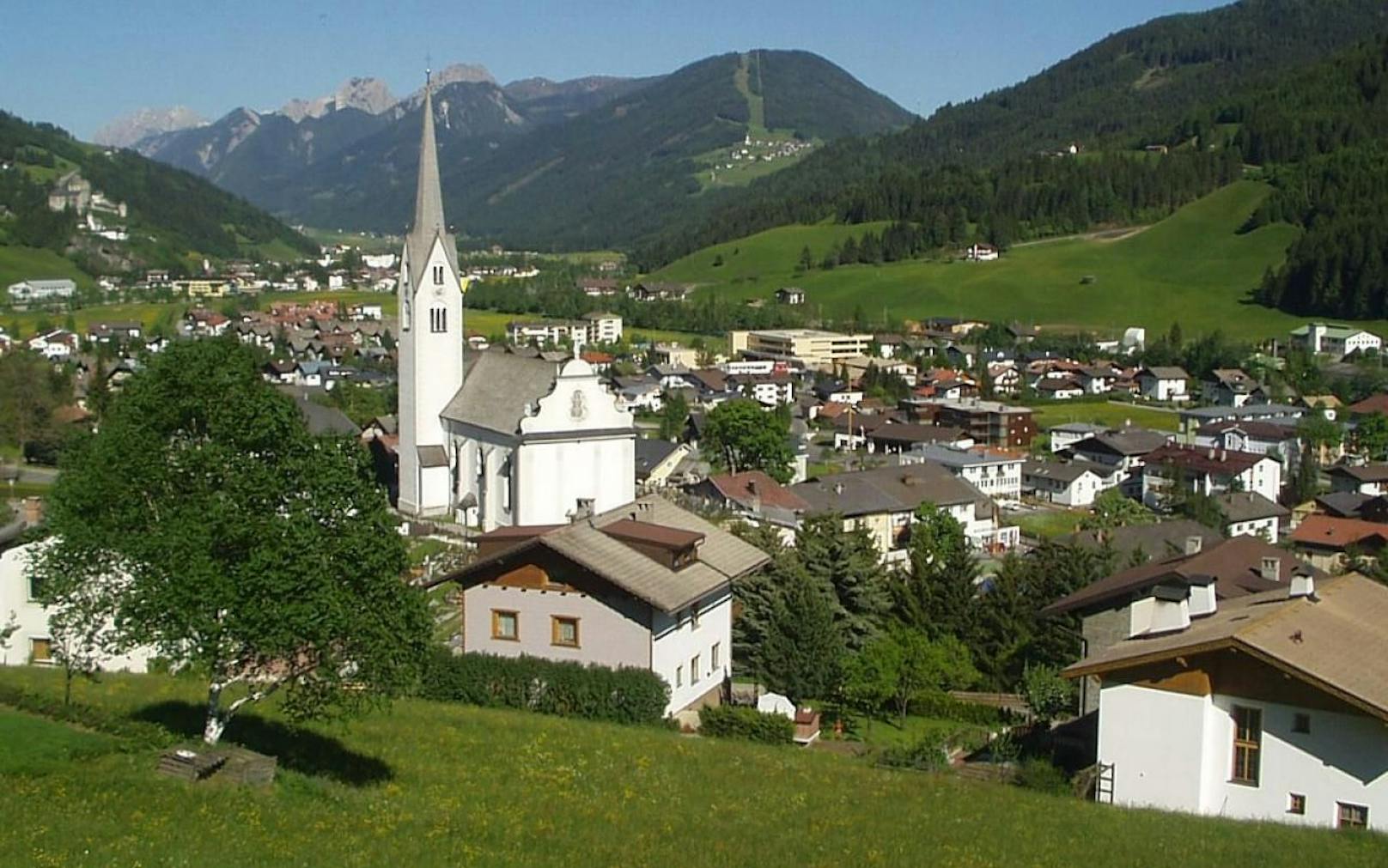 Blick auf die Pfarrkirche Sillian in Richtung Osten (Lienzer Dolomiten)