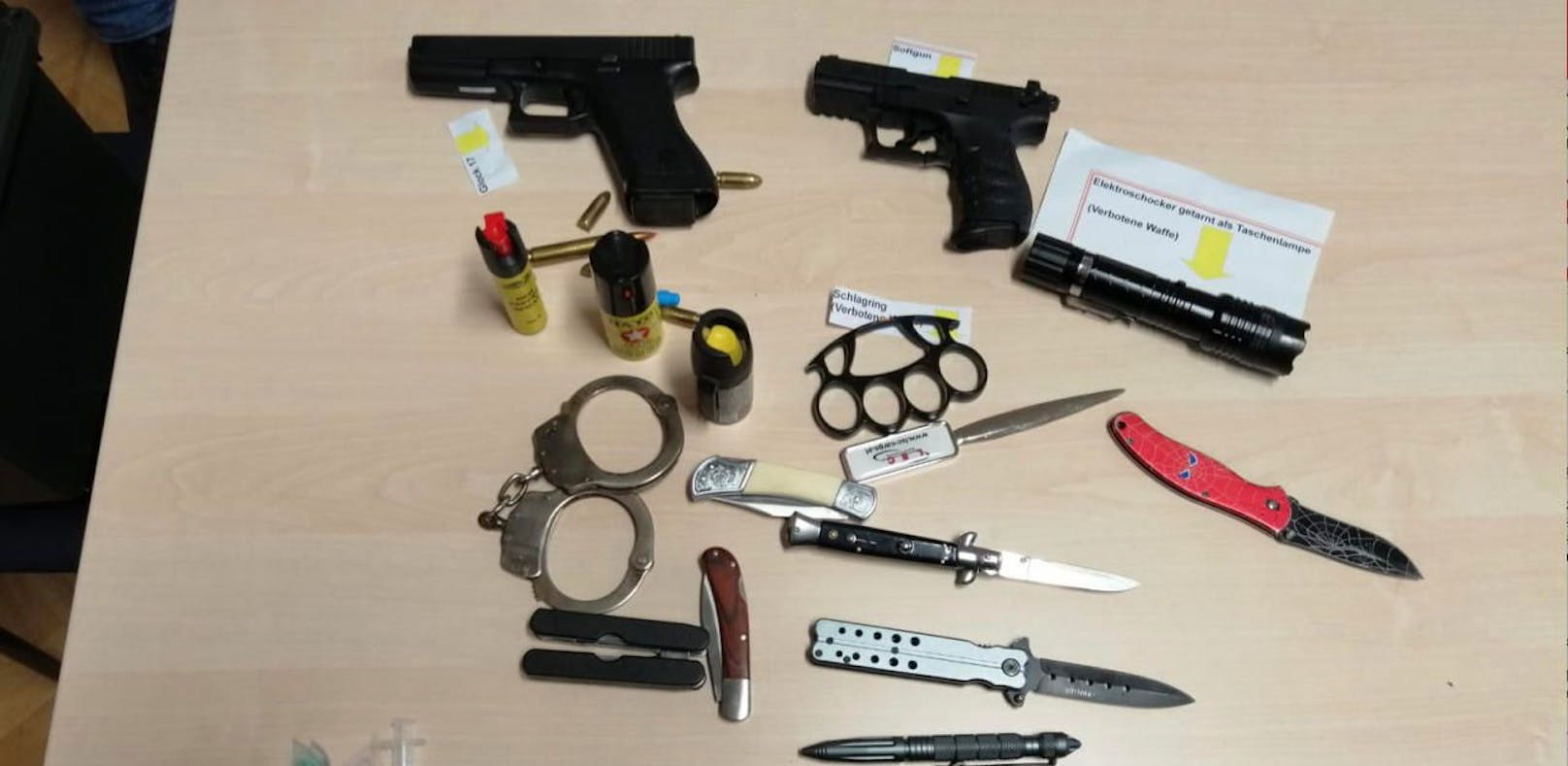 Auch am Landesgericht Linz müssen Personen durch eine Sicherheitsschleuse. 2018 wurden diese Waffen und Gegenstände abgenommen.  