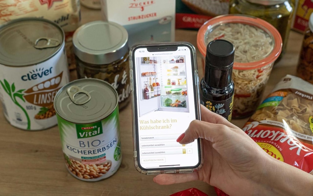 In das "Was habe ich in meinem Kühlschrank?"-Tool von Verena Pelikan gibt man die Lebensmittel aus dem Kühlschrank oder Vorratskammer ein und schon bekommt man Rezepte mit diesen Zutaten vorgeschlagen. 