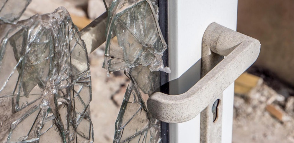 (Symbolbild): Mit reiner Körperkraft brachen die beiden Männer in das Elektrofachgeschäft in Spittal an der Drau ein.